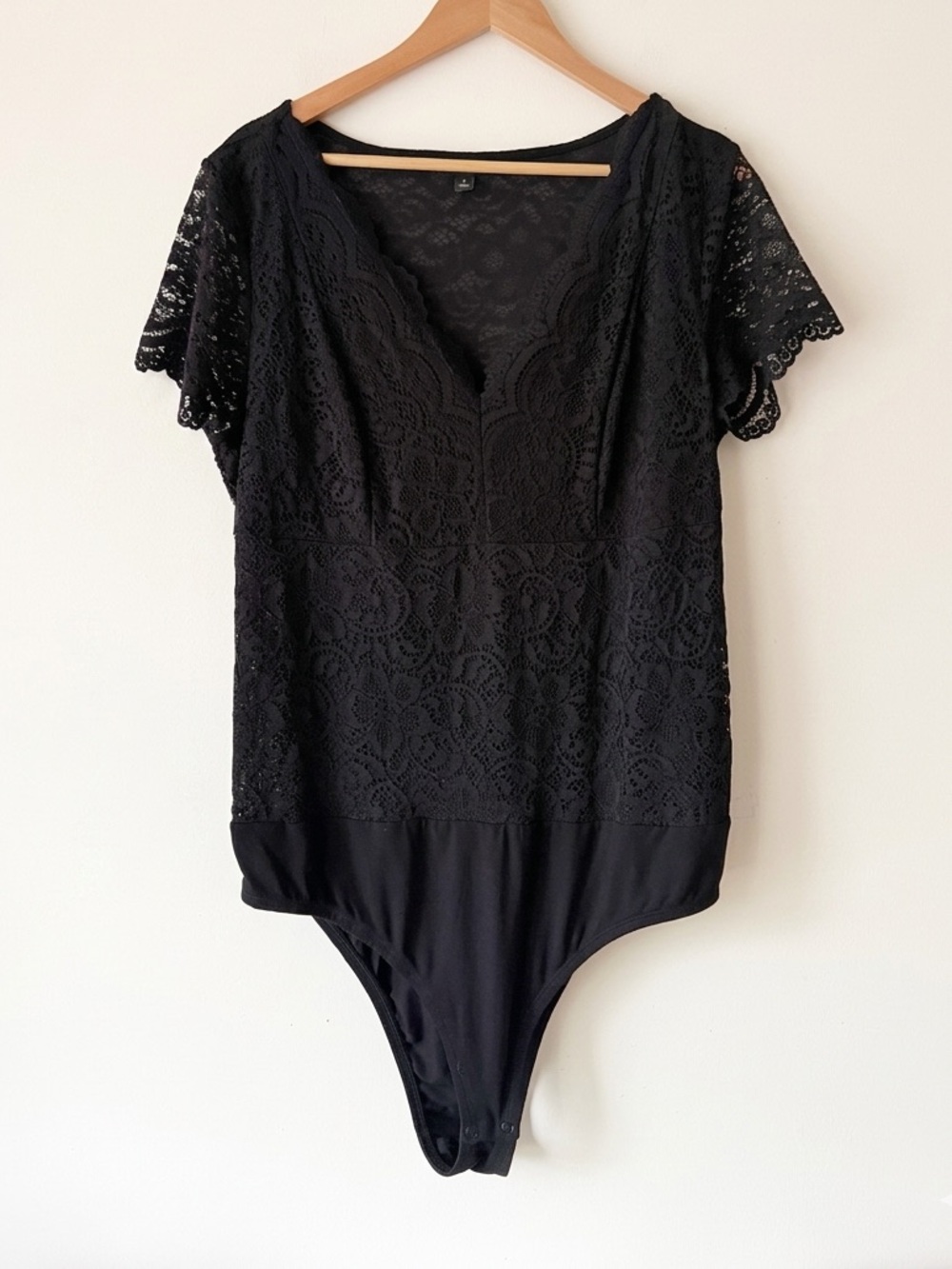 Torrid Black V-Neck Lace Bodysuit Short Sleeves
Scalloped Trim Size 1X 14/16 - Picture 2 of 16